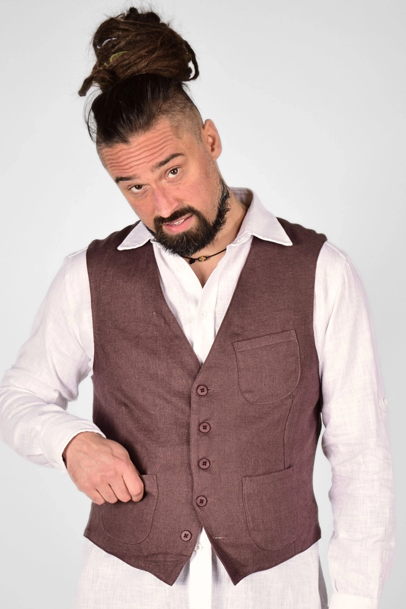 Frontale Sicht auf Weste "Stefano" aus Leinen in Merlot - also Farbe, nicht der Wein.