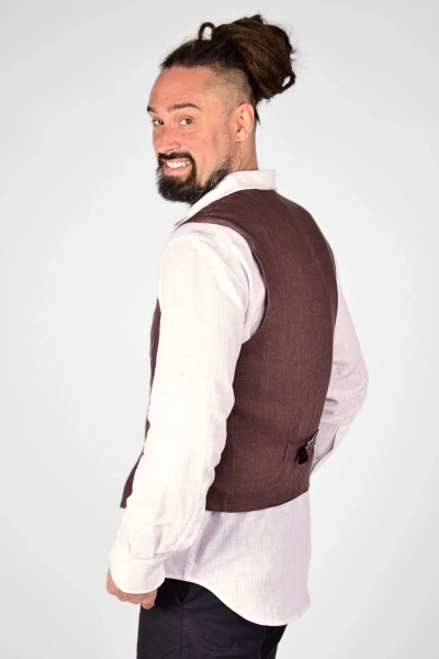 Seitliche Rückansicht auf Herrenweste "Stefano" aus Leinen