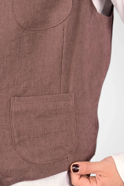 Detailaufnahme der aufgesetzten Tasche der Leinenweste "Stefano"