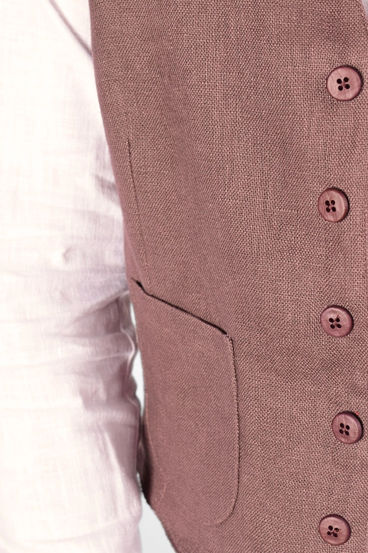 Detailansicht der Knopfleiste von Herrenweste "Stefano" in Merlot