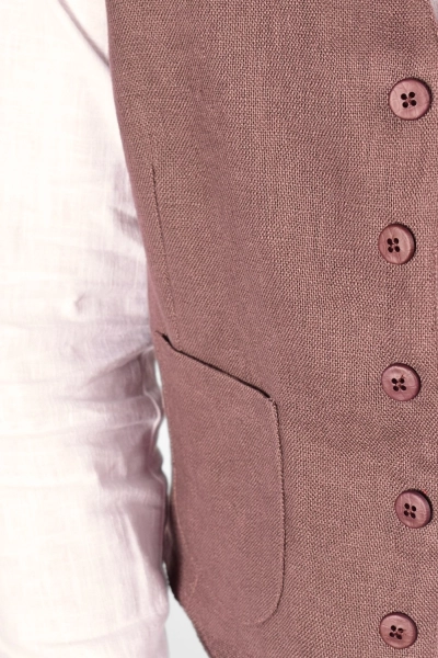 Detailansicht der Knopfleiste von Herrenweste "Stefano" in Merlot