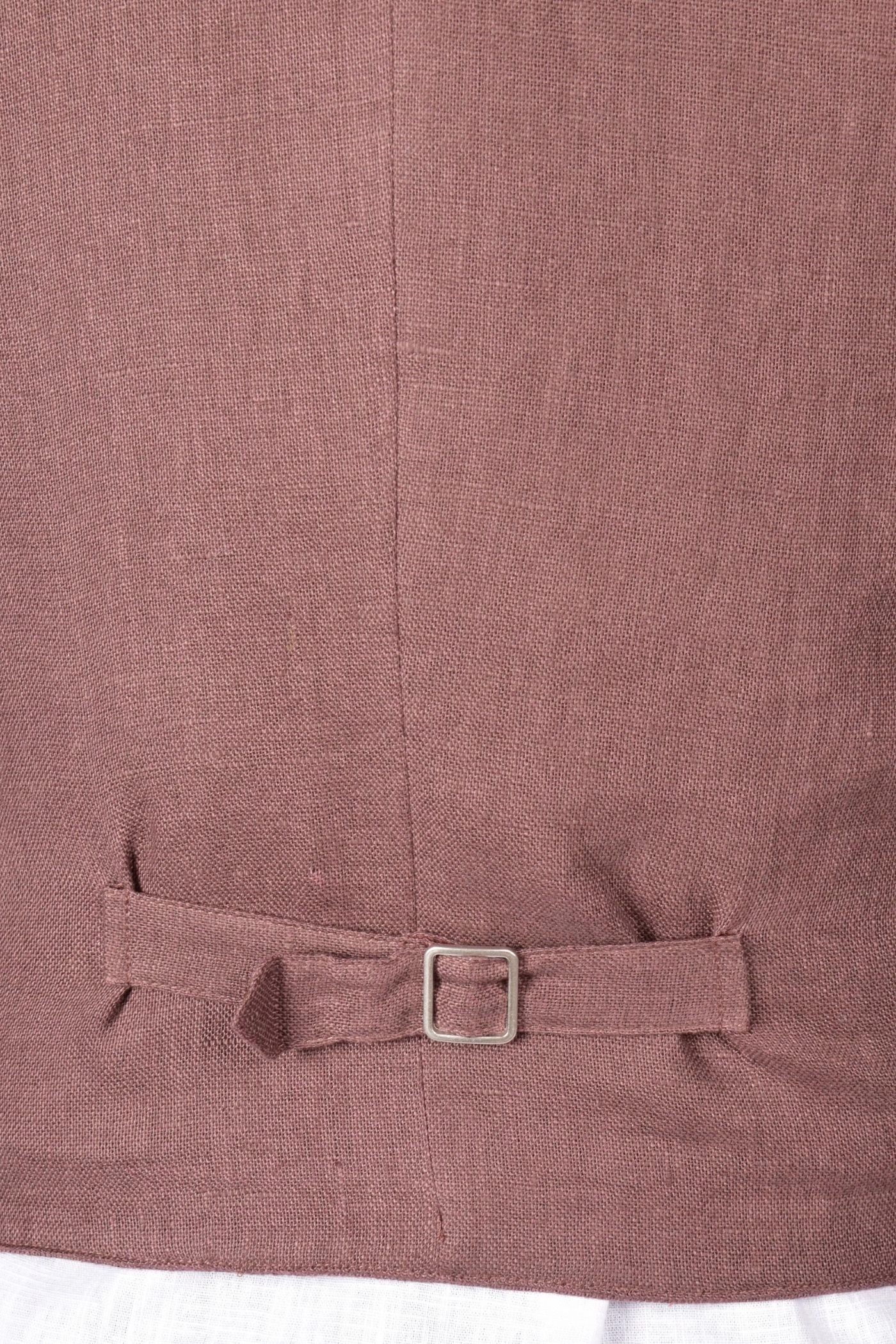 Ansicht der Rückenschnalle der merlotfarbenen Leinenweste im Detail