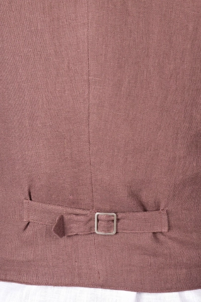 Ansicht der Rückenschnalle der merlotfarbenen Leinenweste im Detail