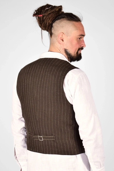 Dorsale Ansicht auf geschlossene Leinenweste "Stefano" in Braun mit Nadelstreifen