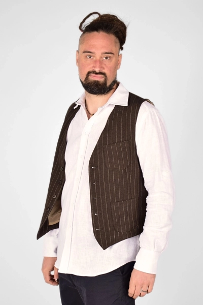 seitliche Sicht der offen getragene Herrenweste aus Leinen in dunkelbraun mit Nadelstreifen