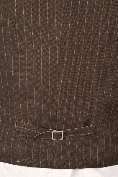 Detailansicht der Rückenschnalle von Weste "Stefano" aus Leinen