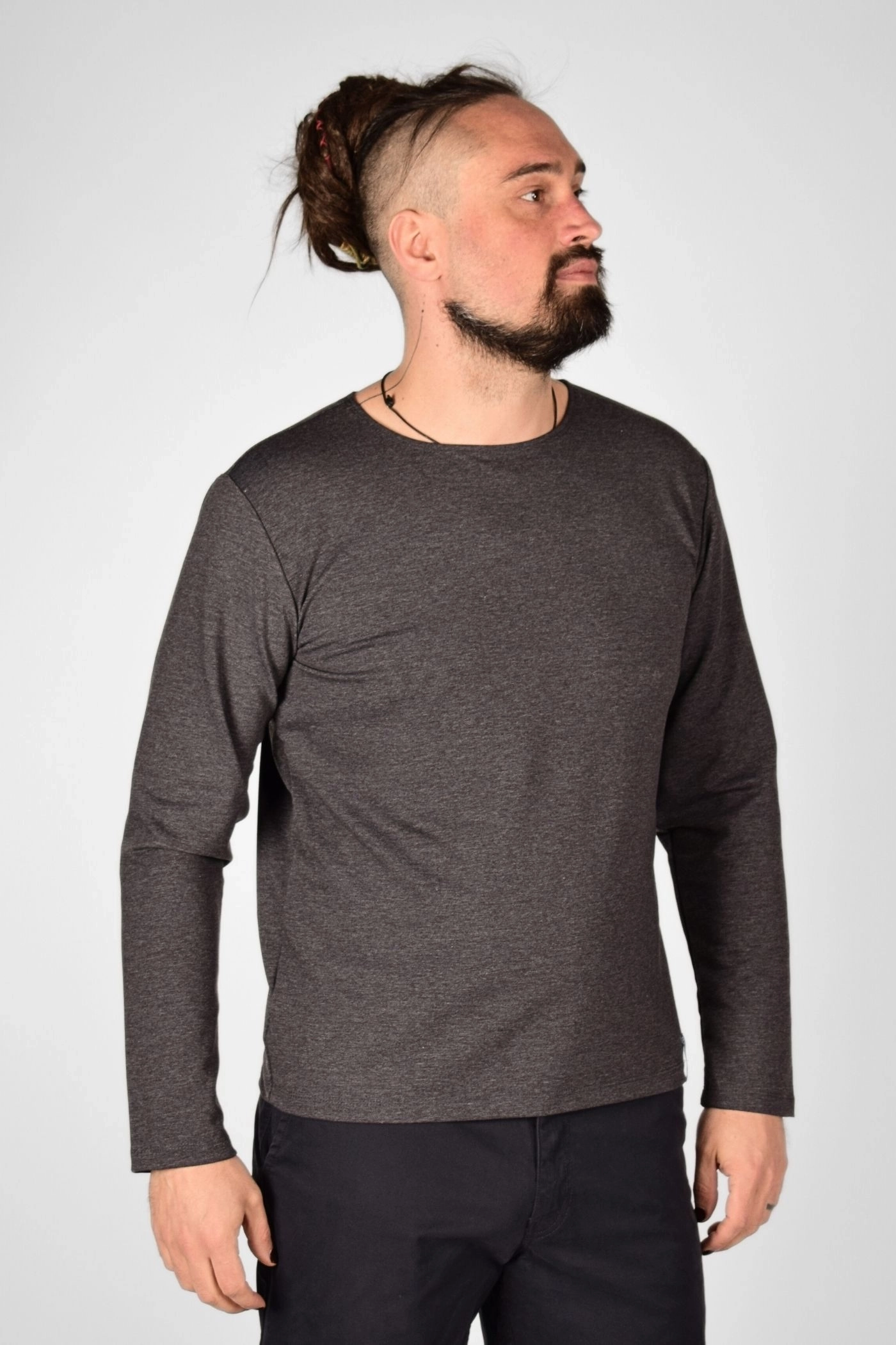 Dunkelgrau meliertes Langarmshirt "Sean" von vorne