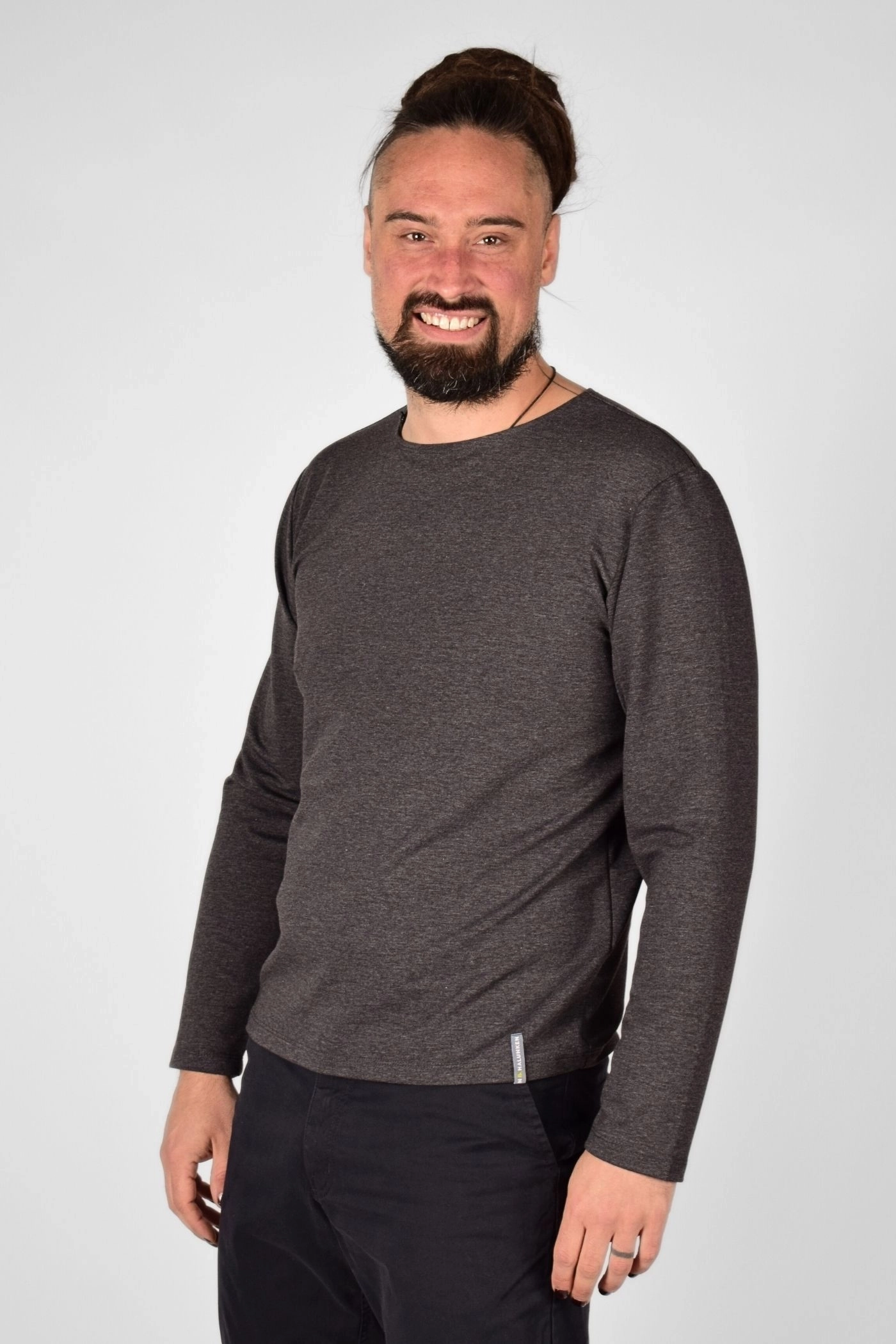 linke Seitenansicht des Dunkelgrau meliertem Langarmshirts "Sean"