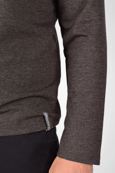 detaillierte Ansicht auf Etikett "Helden & Halunken" am Saum des Longsleeves "Sean"