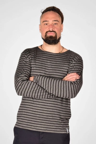 Frontansicht auf "Sean", Langarmshirt grau schwarz quer gestreift