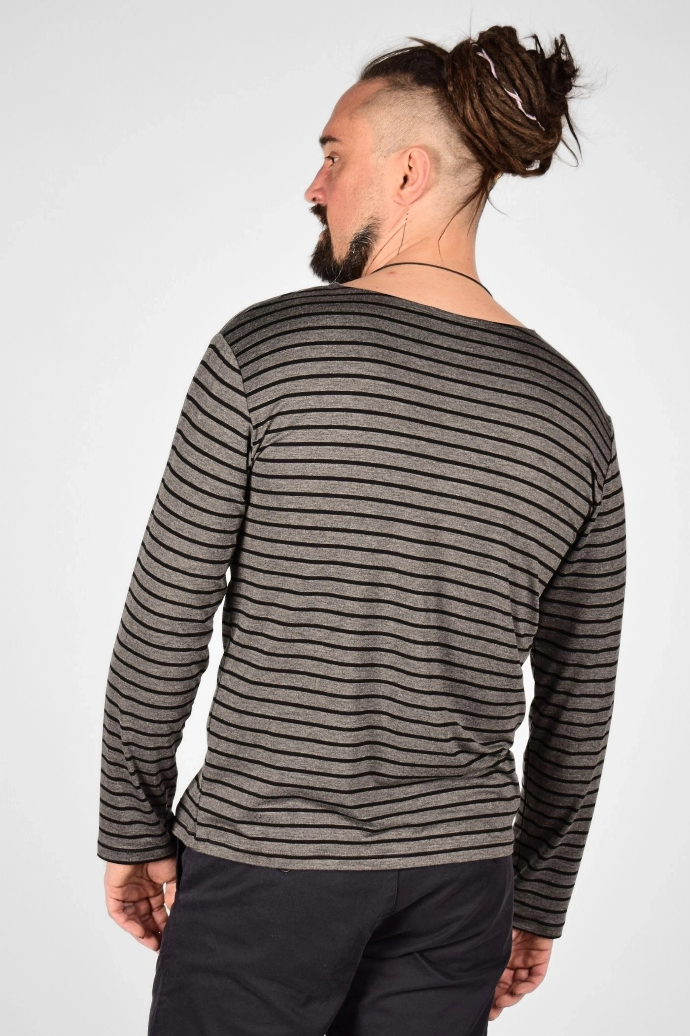 Rückansicht auf "Sean", Langarmshirt grau schwarz quer gestreift
