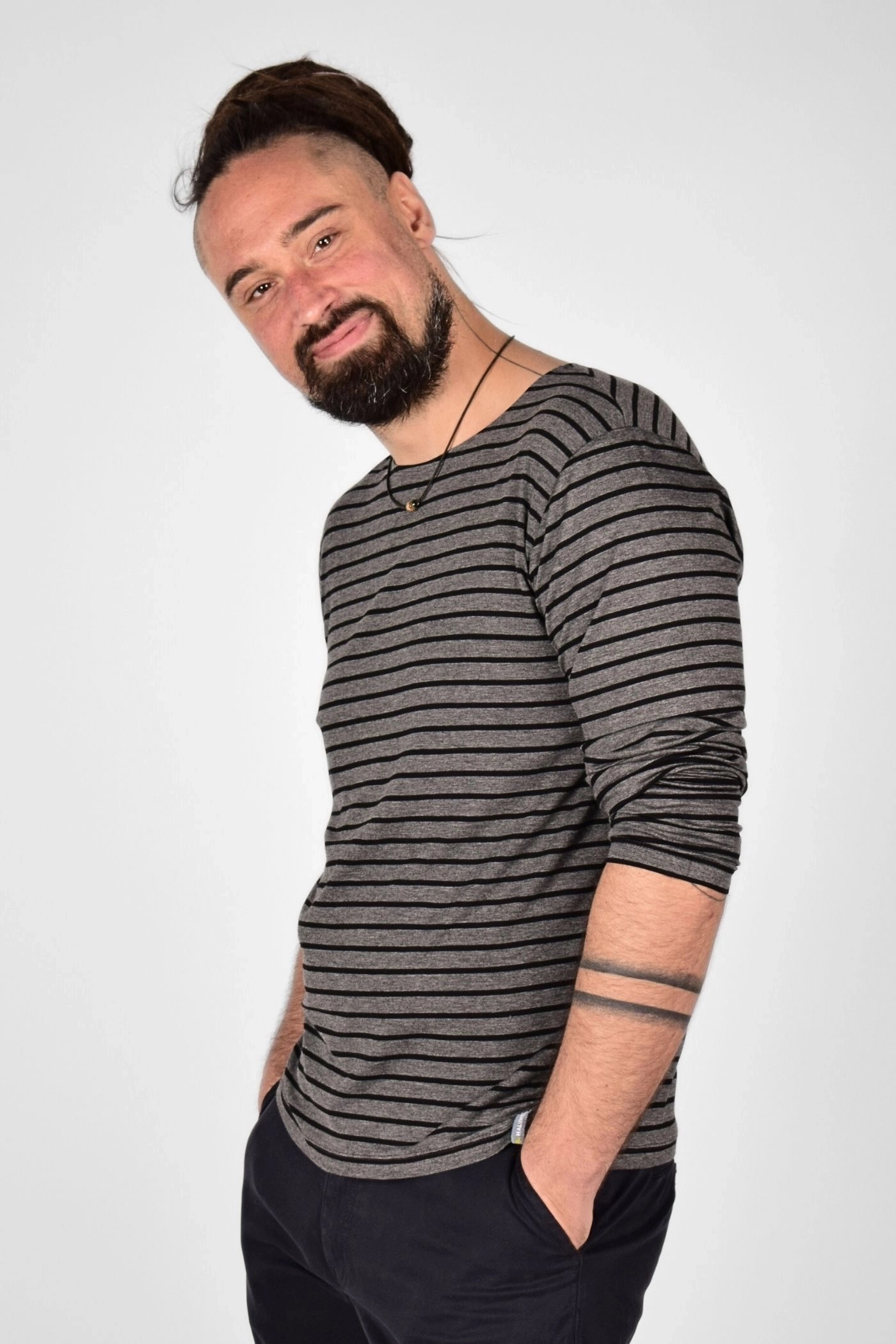 linke seitliche Perspektive auf "Sean", Langarmshirt grau schwarz quer gestreift