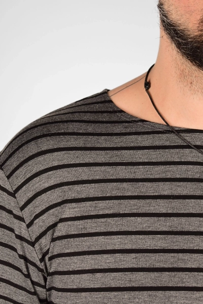 Halsausschnitt von Longsleeve "Sean" aus Viskose in grau schwarz gestreift als Detail