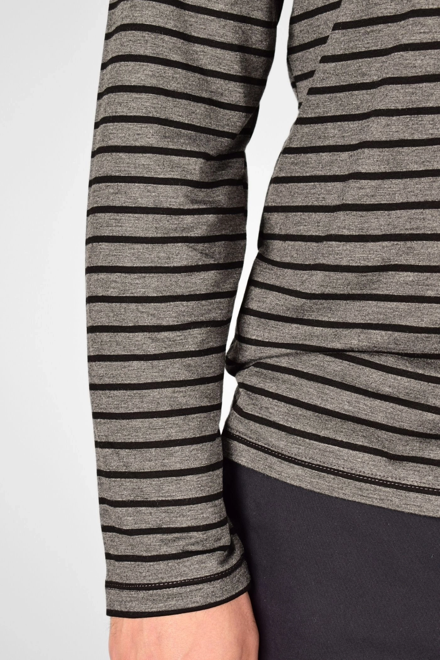 Detail vom Ärmel mit erkennbarem gestreiften Muster von Longsleeve "Sean"