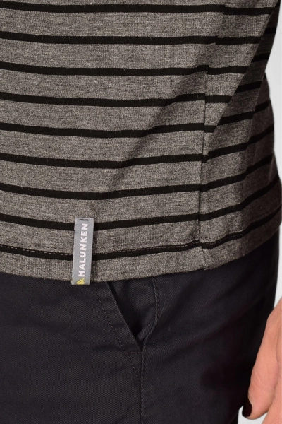 Markenetikett "Helden & Halunken" am Bund vom Longsleeve "Sean" in gestreift als Detail