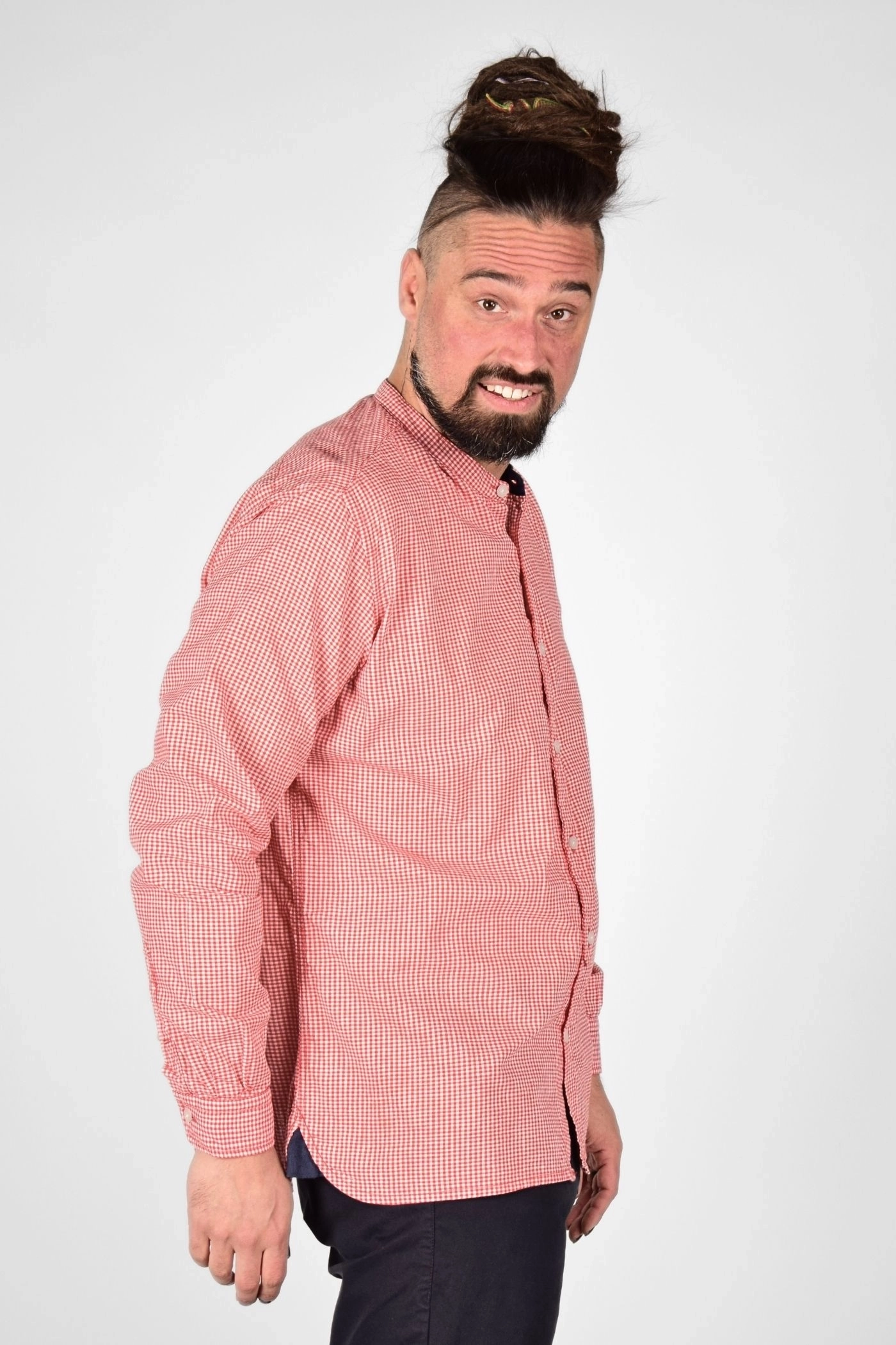 rechte Perspektive vom rot weiss karierten Leinenhemd "Henry"