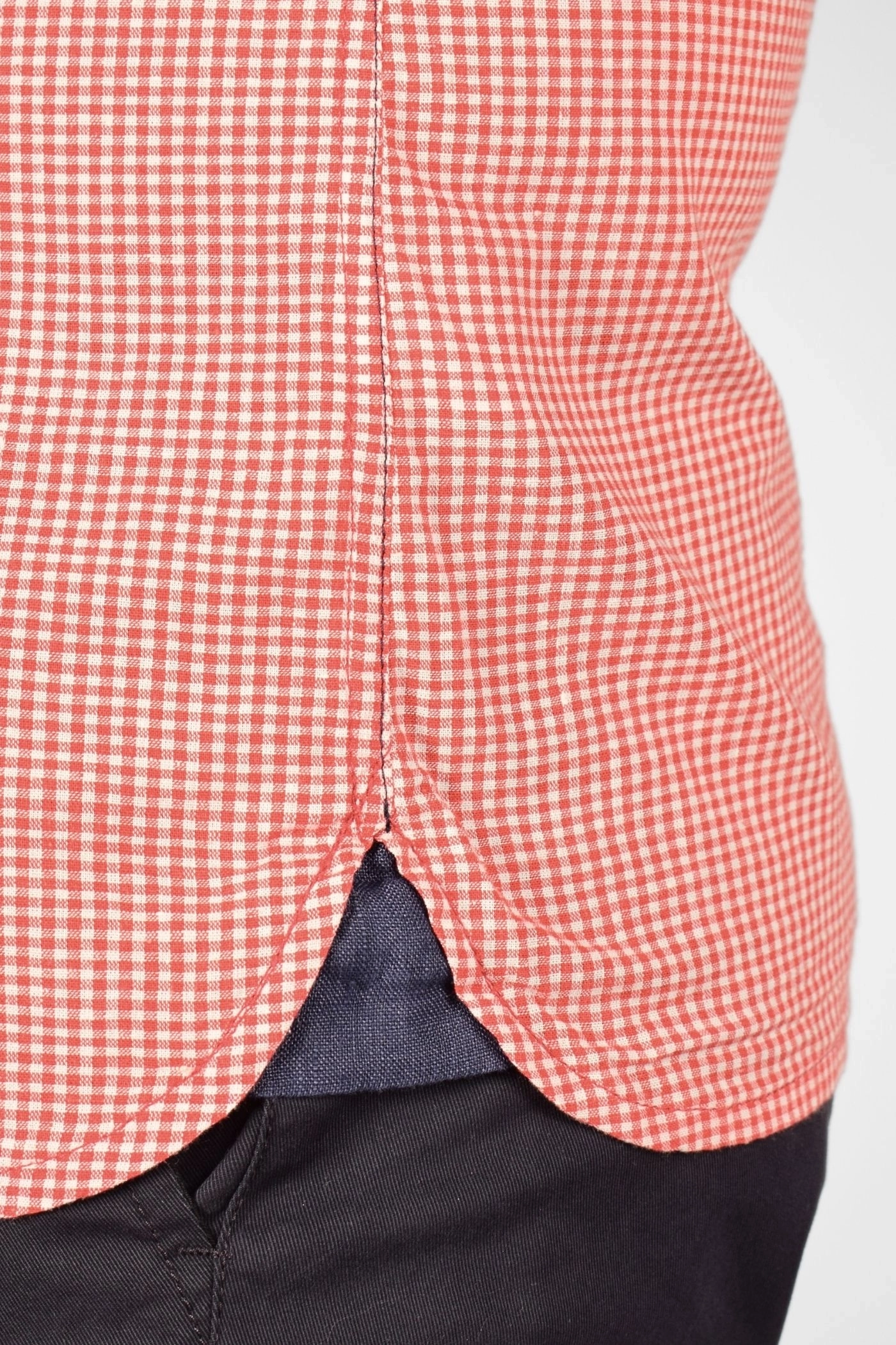 Detail des unteren Saumes von Leinenhemd "Henry" in rot weiss kariert