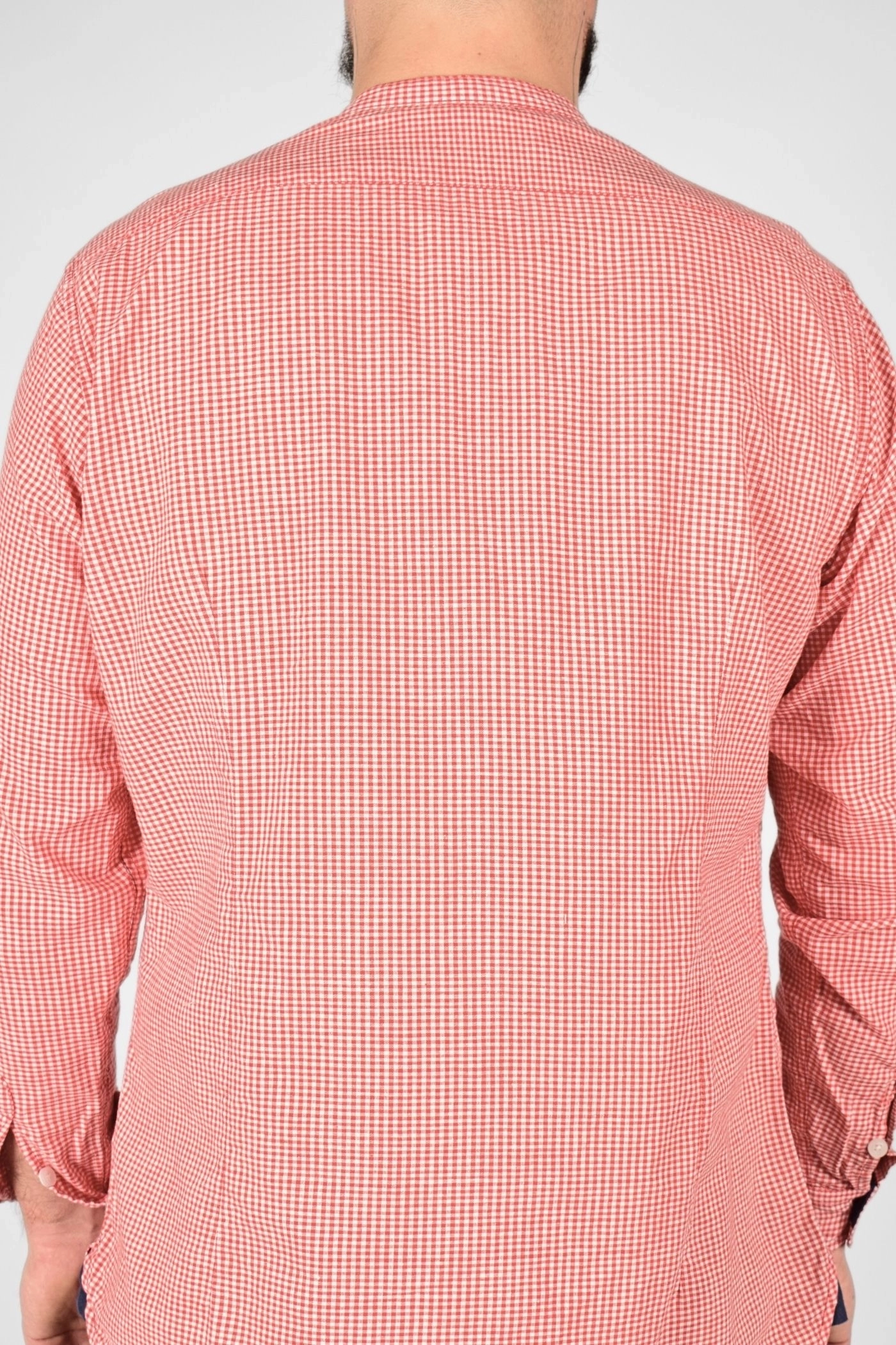 Detail der Abnäher auf dem Rücken von Leinenhemd "Henry" in rot weiss kariert