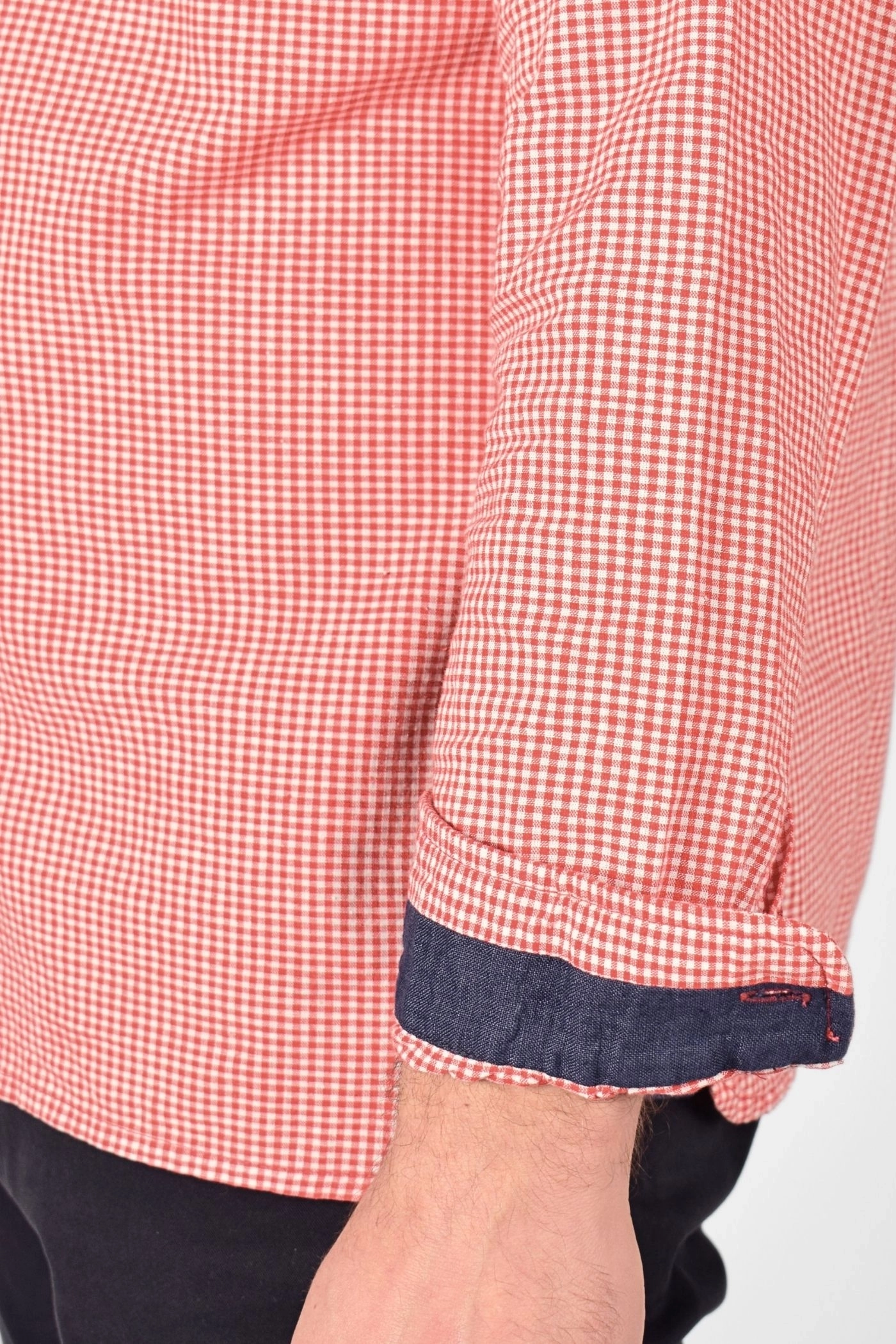 Detail des umgeschlagenen Ärmels mit blauem Stoff in Innenseite von Hemd "Henry"