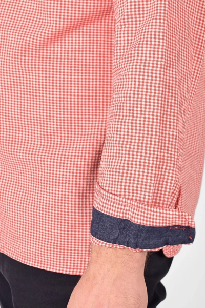 Detail des umgeschlagenen Ärmels mit blauem Stoff in Innenseite von Hemd "Henry"