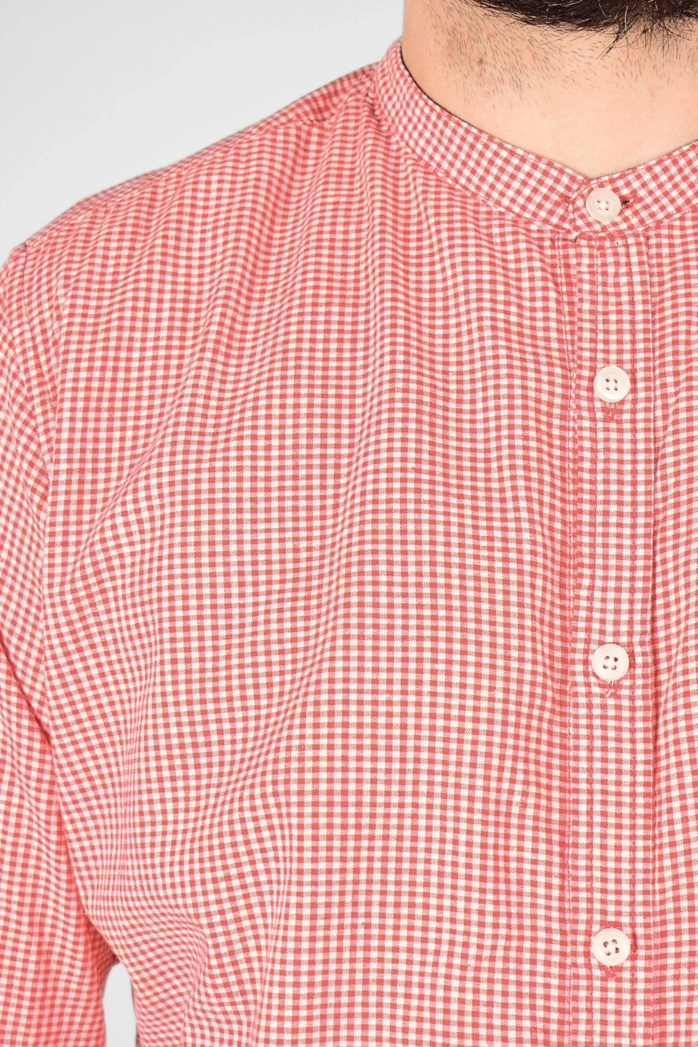 frontale Sicht auf den Stehkragen vom Leinenhemd "Henry in rot weiss kariert als Detailansicht