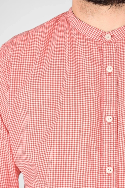 frontale Sicht auf den Stehkragen vom Leinenhemd "Henry in rot weiss kariert als Detailansicht