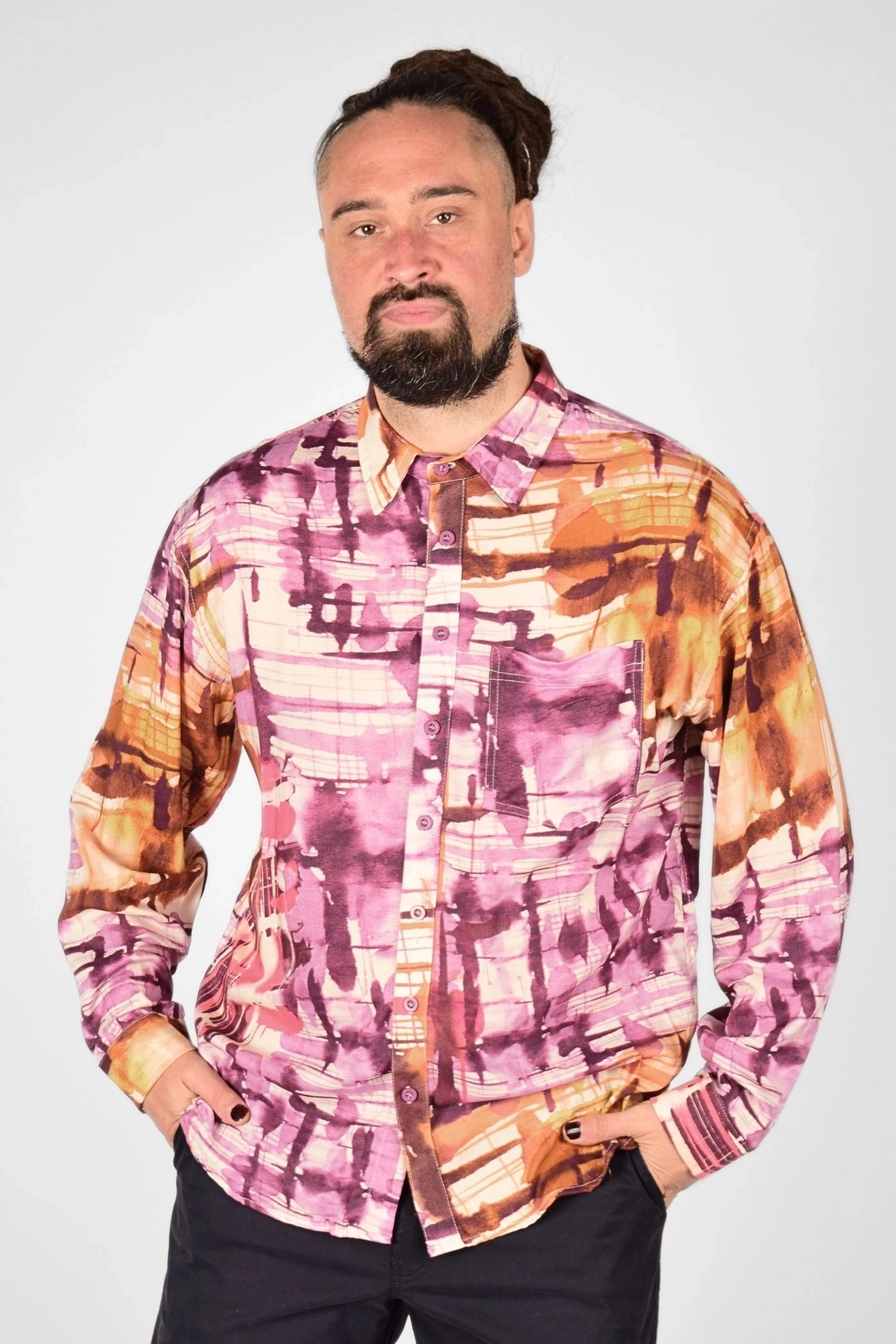 Frontansicht auf Hemd "Vincent" in Orange Rosa Aquarell Muster mit Knopfleiste