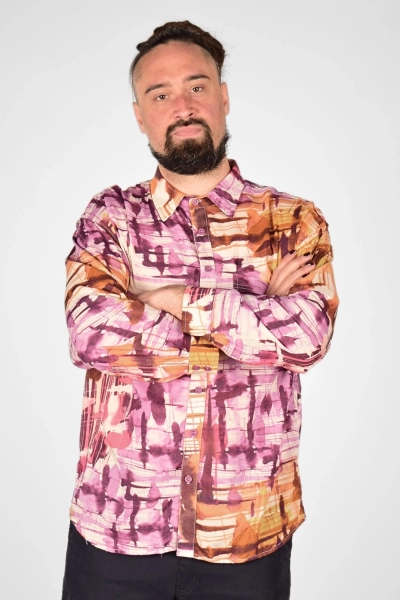 Hemd "Vincent" in Orange Rosa Aquarell Muster mit verschränkten Armen von vorne