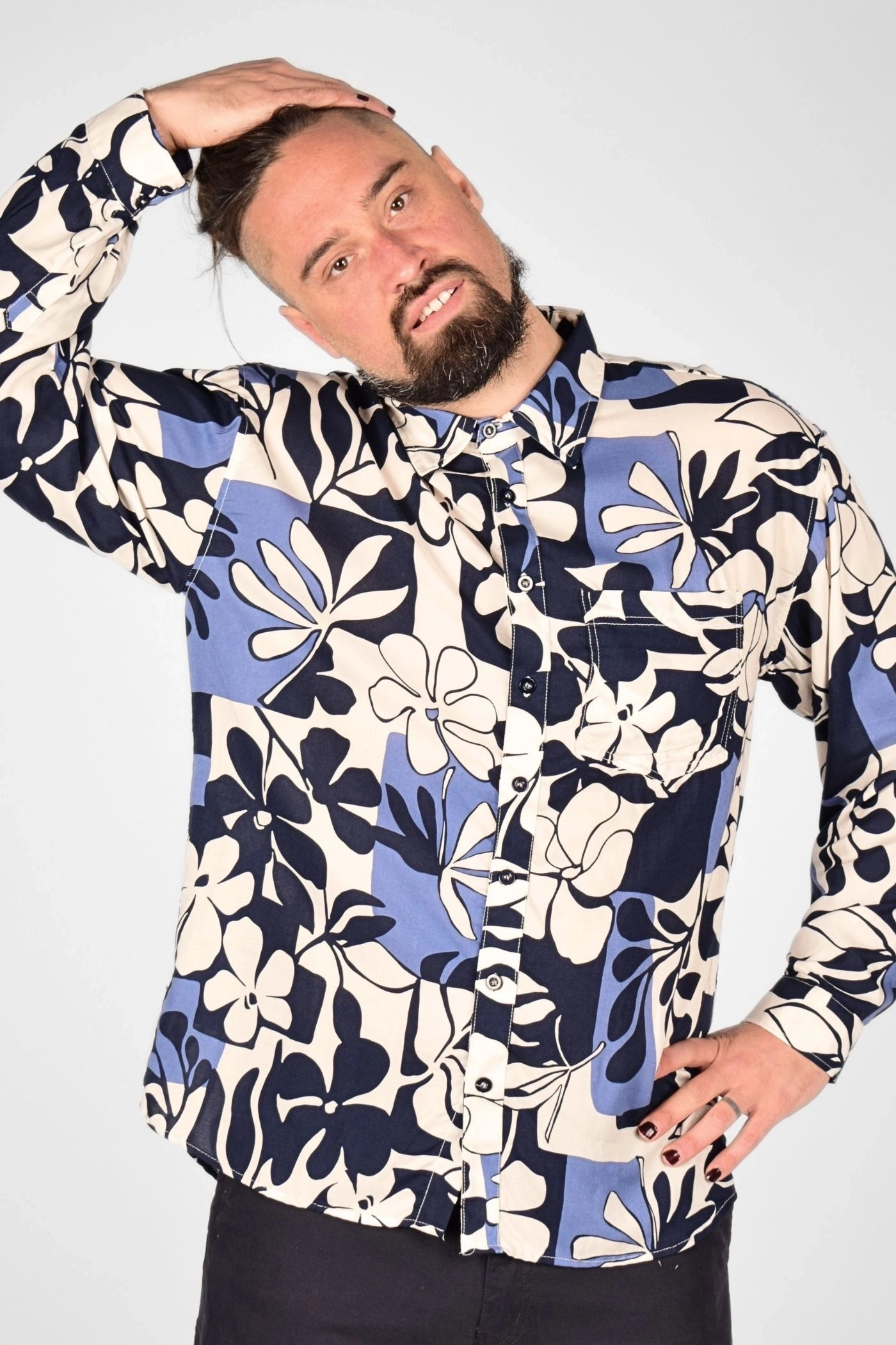 Herrenhemd "Vincent" aus Viskose in Blautönen gemustert - Frontansicht