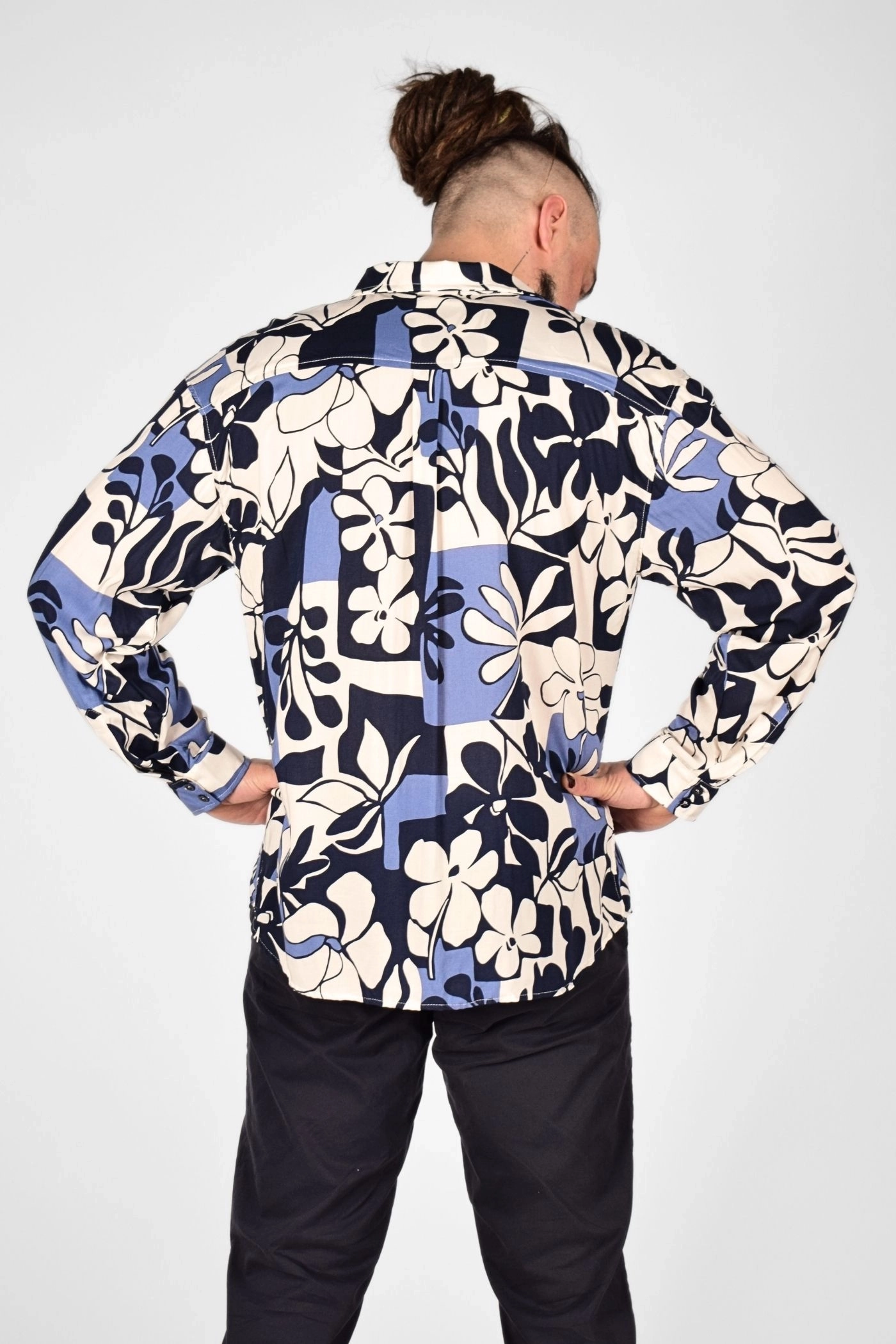 Rückansicht von Hemd "Vincent" dunkelblau blau mit Blumen gemustert