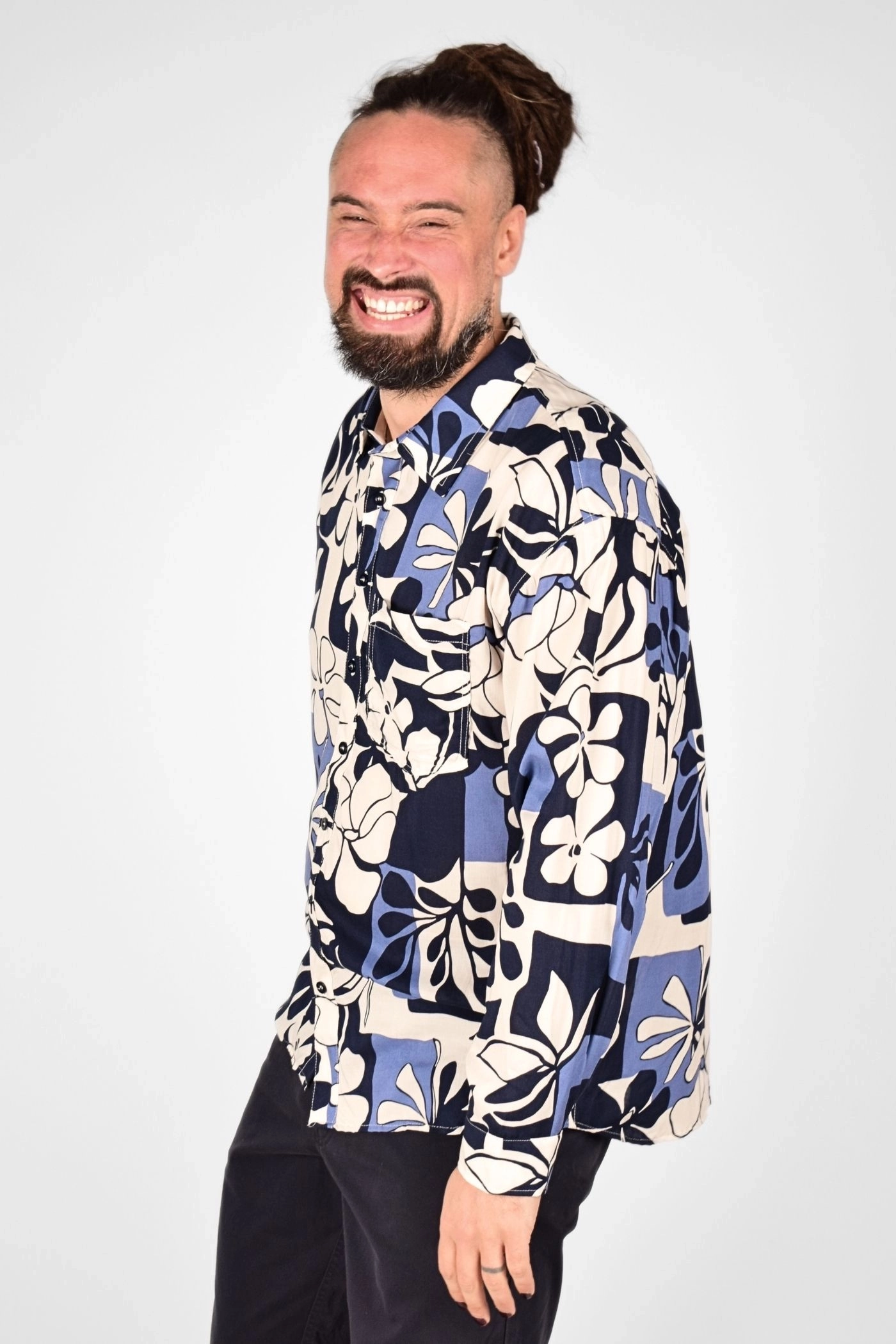 linke seitliche Sicht auf abstrakt geblümtes Viskose Hemd "Vincent"