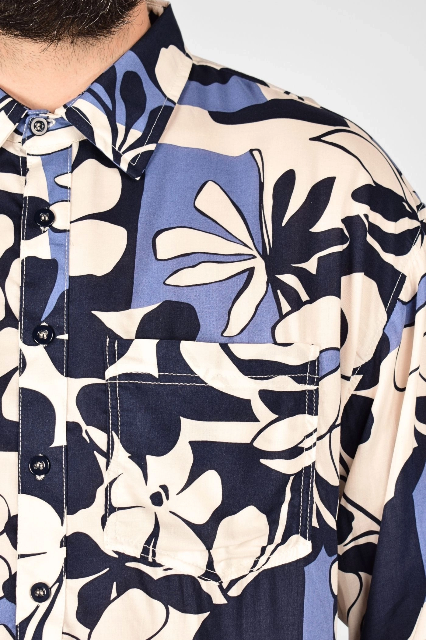 Detail der Brusttasche von Hemd "Vincent" in blau gemustert