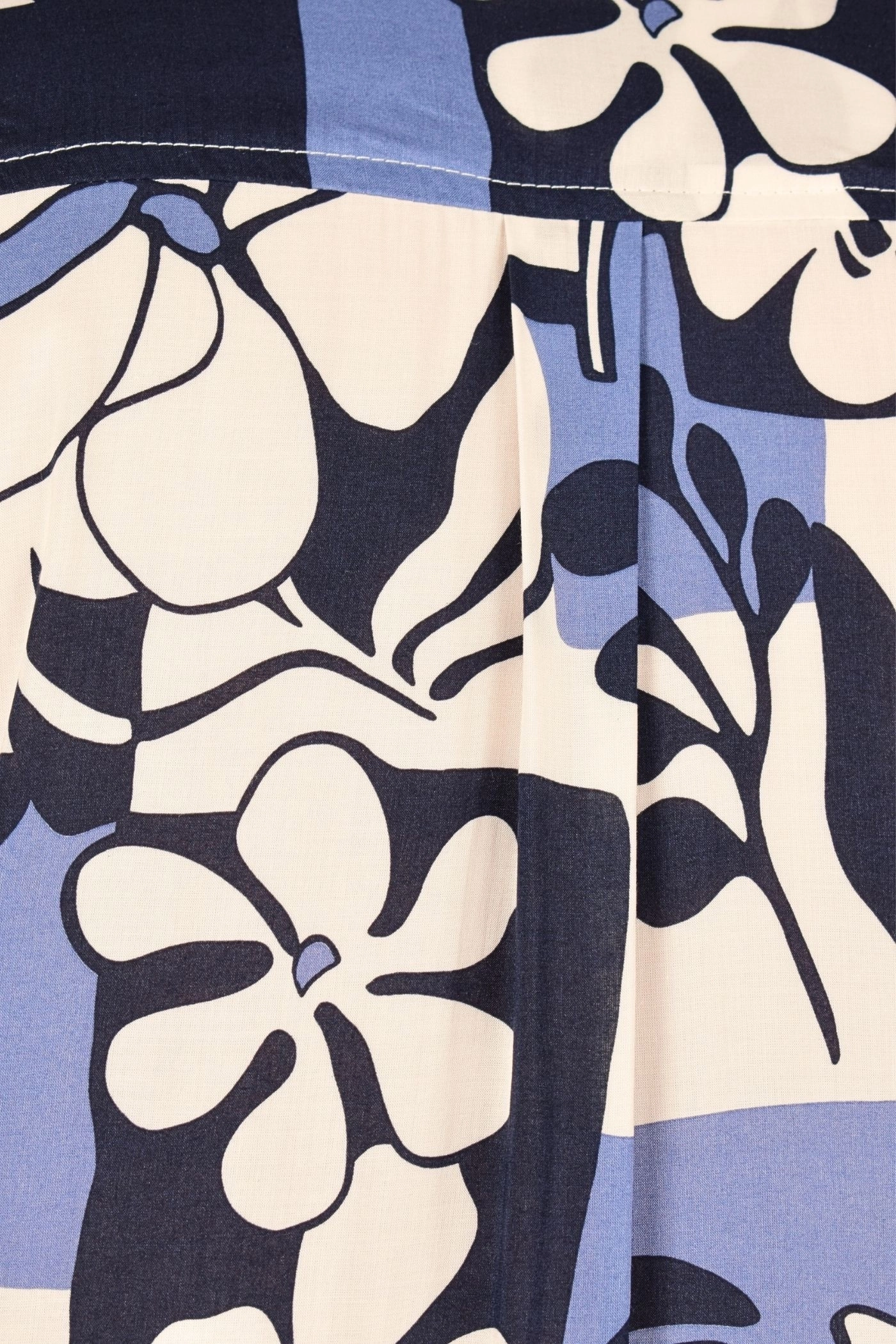 Detail der Kellerfalte auf dem Rücken von Hemd "Vincent" in Blautönen