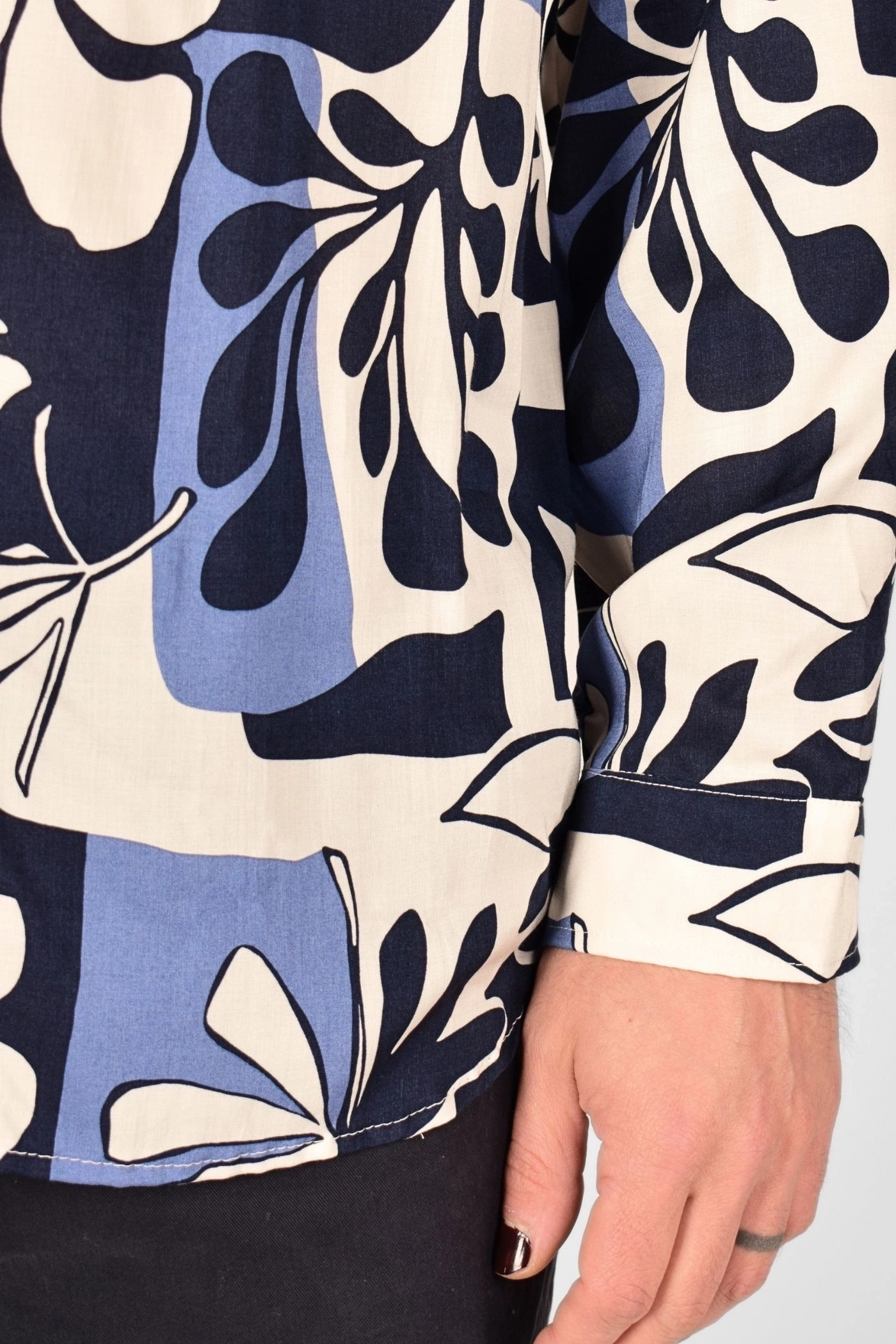 Detail des Ärmels von Hemd "Vincent" in Blau Beige gemustert