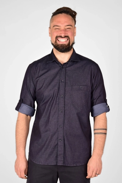 frontale Sicht auf Hemd "Karsten" in jeansblau mit hochgekrempelten Ärmeln