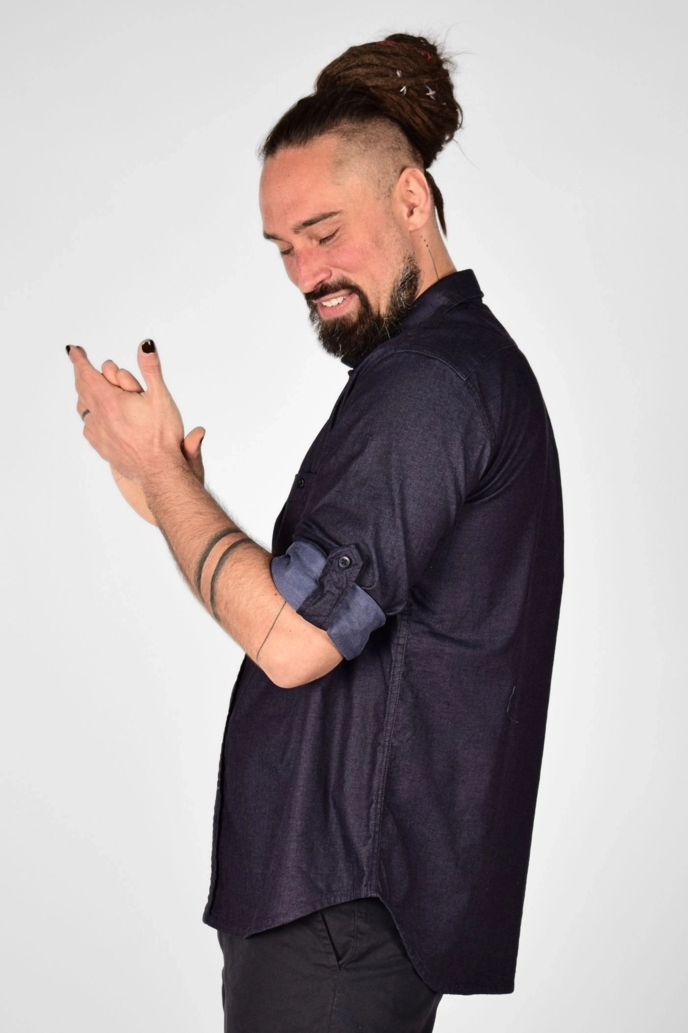 seitliche Sicht auf Hemd "Karsten" in jeansblau mit hochgekrempelten Ärmeln