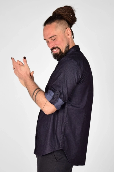 seitliche Sicht auf Hemd "Karsten" in jeansblau mit hochgekrempelten Ärmeln