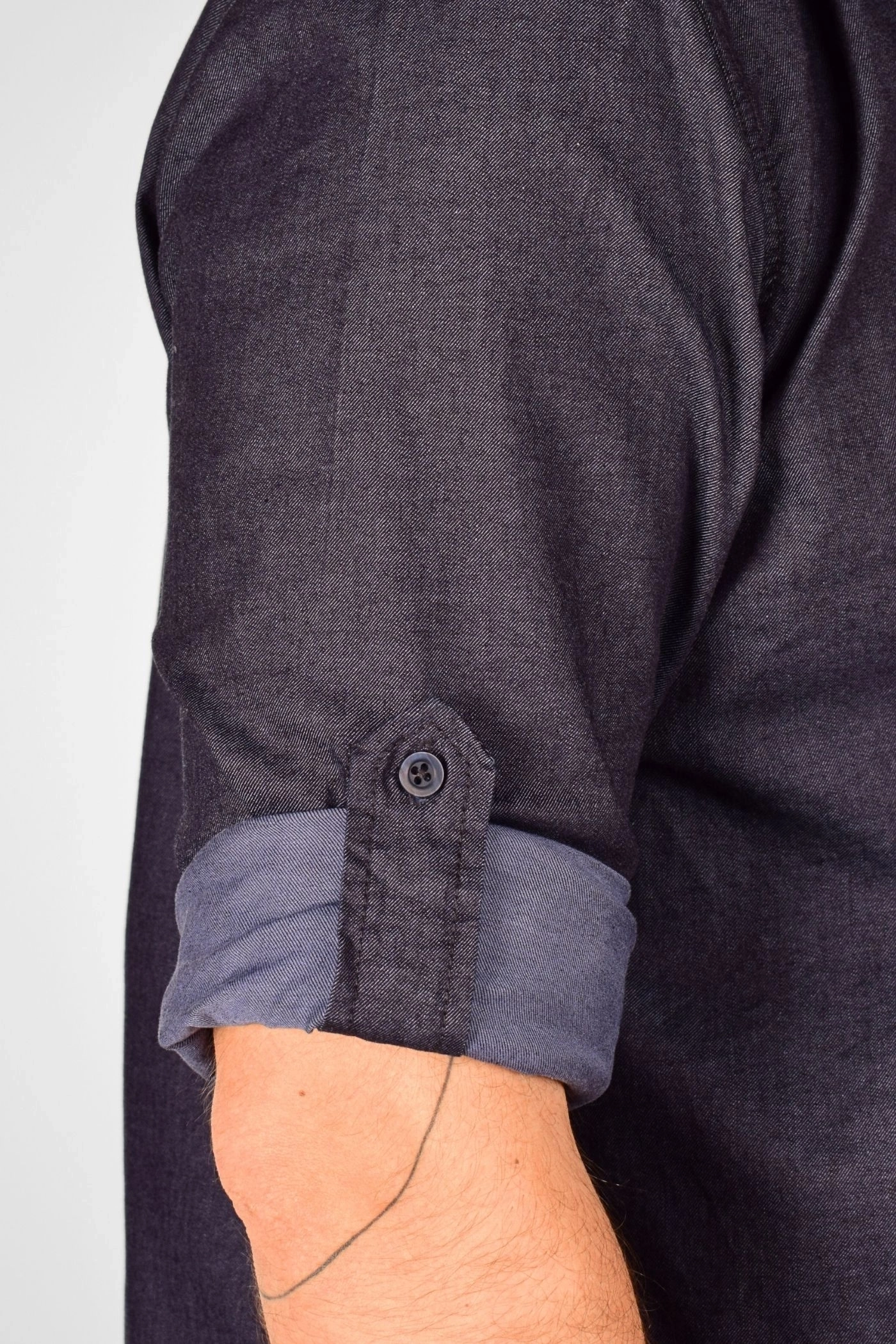 Detail des hochgekrempelten Ärmels von Hemd "Karsten" aus Baumwolle