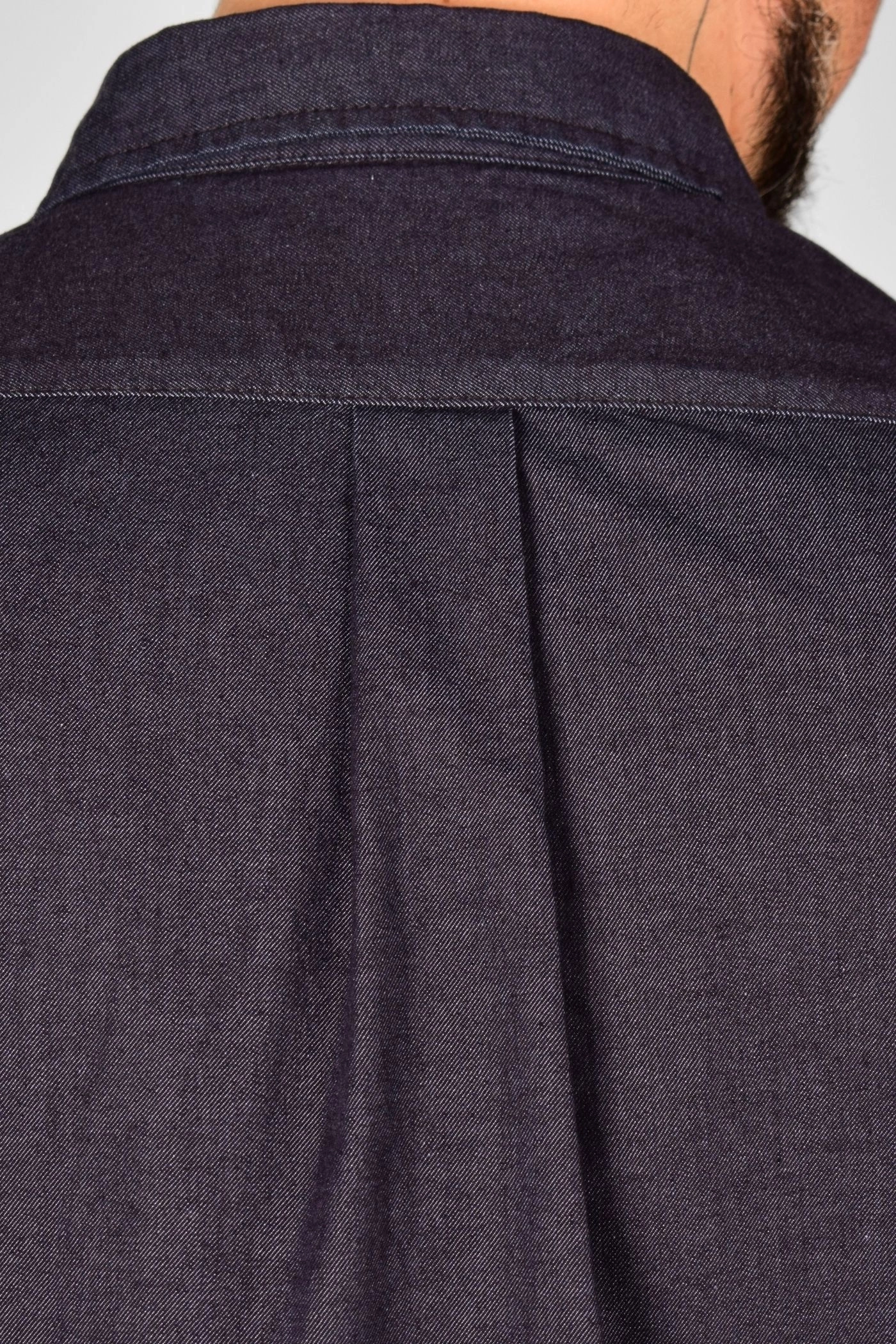 Detail der Kellerfalte auf dem Rücken von Hemd "Karsten" aus Baumwolle