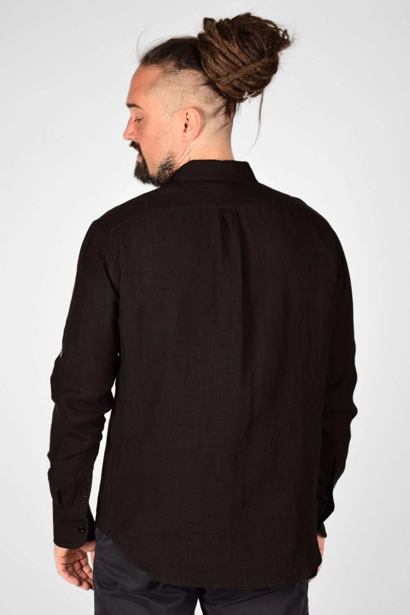 Leinenhemd "Karsten" von Helden und Halunken in schwarz von hinten