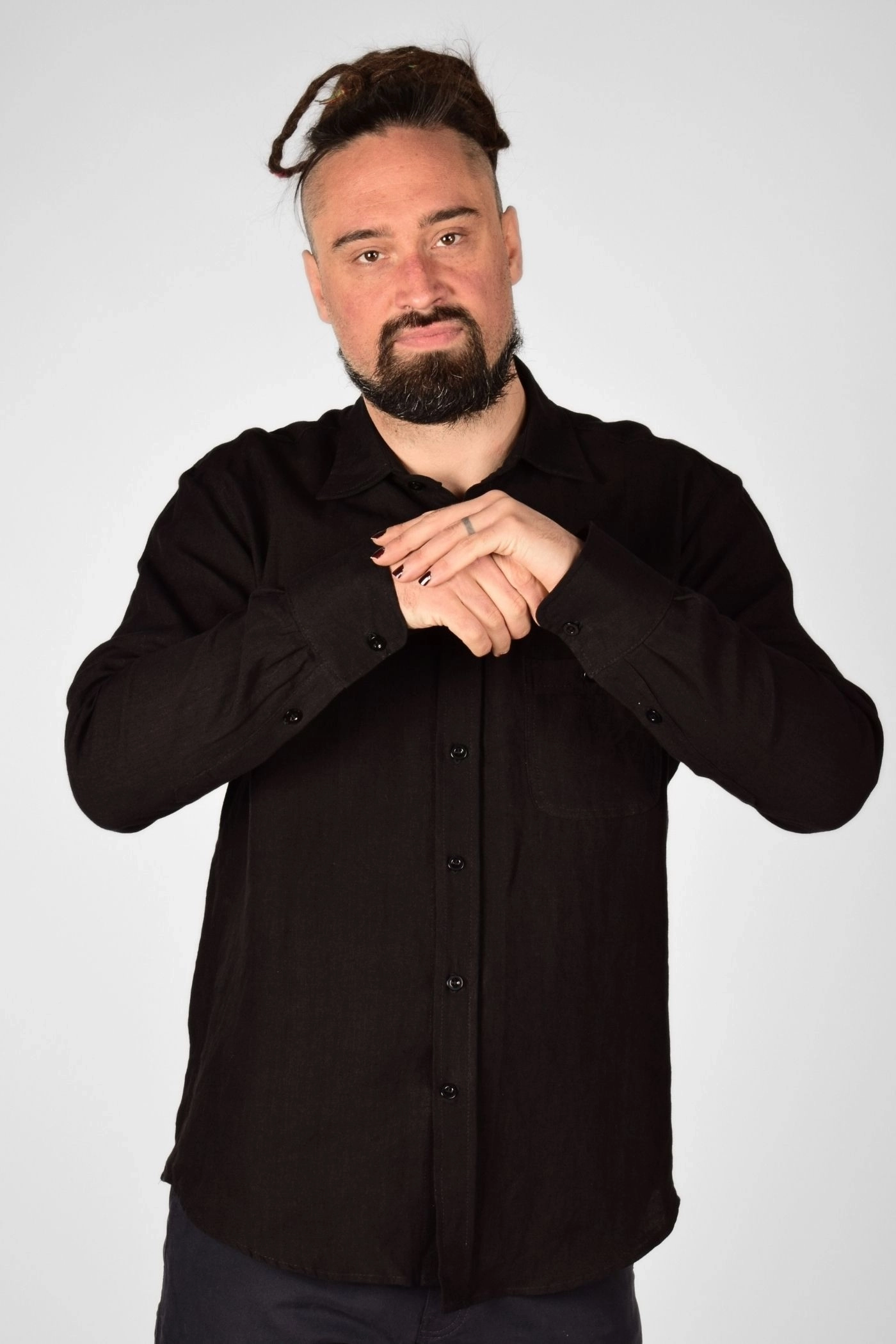 frontale Sicht auf Hemd "Karsten" aus Leinen in schwarz