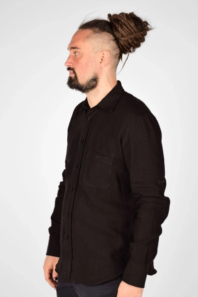 linke seitliche Perspektive vom Leinenhemd "Karsten" in schwarz von Mrs.Hippie