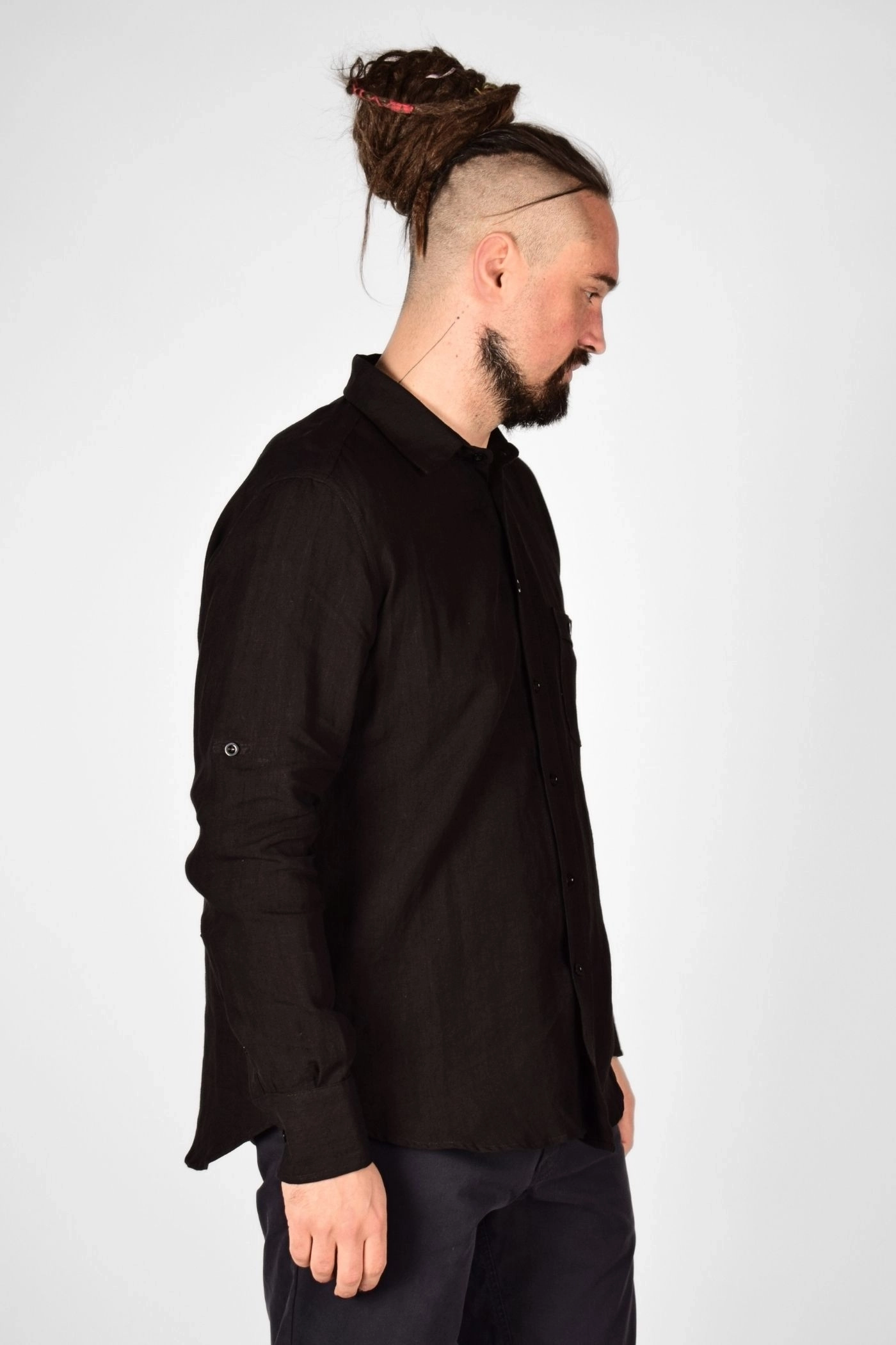 rechte seitliche Perspektive vom Leinenhemd "Karsten" in schwarz von Mrs.Hippie