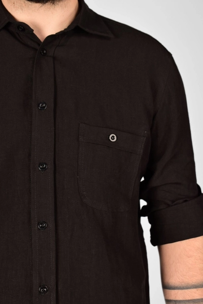Detail der durchknöpfbaren Knopfleiste und Brusttasche von Hemd "Karsten" in schwarz