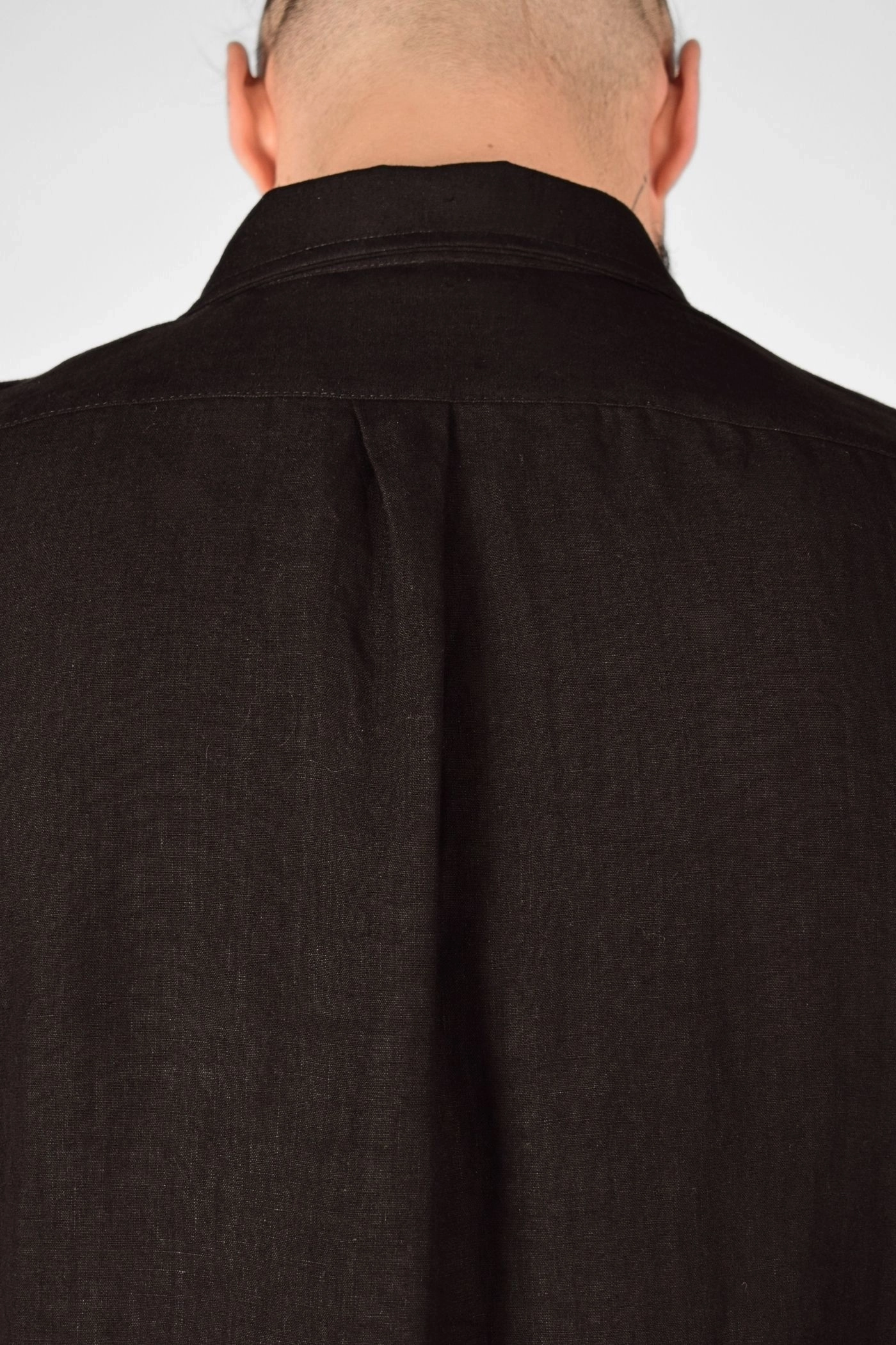 Detail der Kellerfalte auf dem Rücken vom Leinenhemd "Karsten" in schwarz