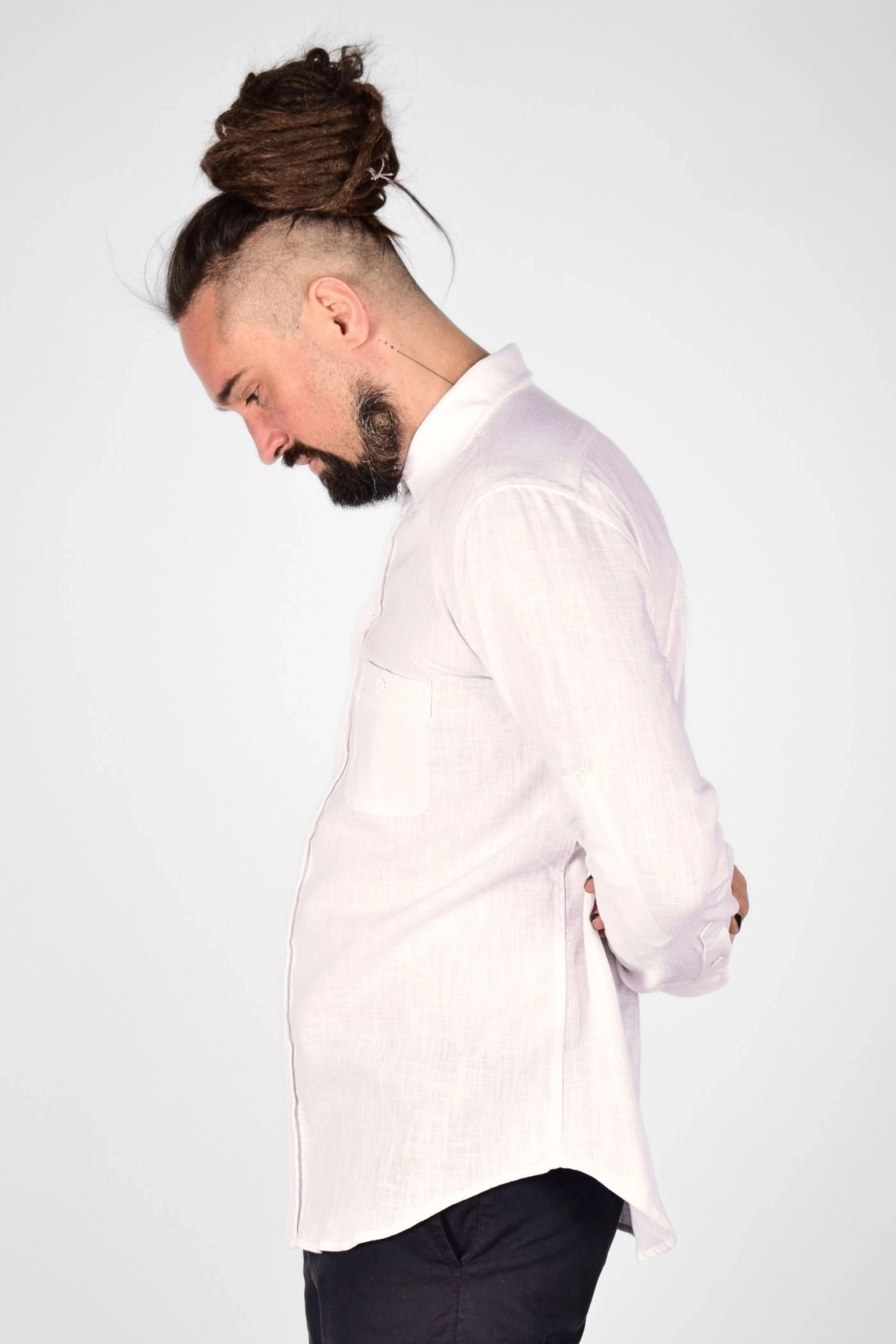 linke seitliche Perspektive vom Leinehemd "Karsten" in weiss