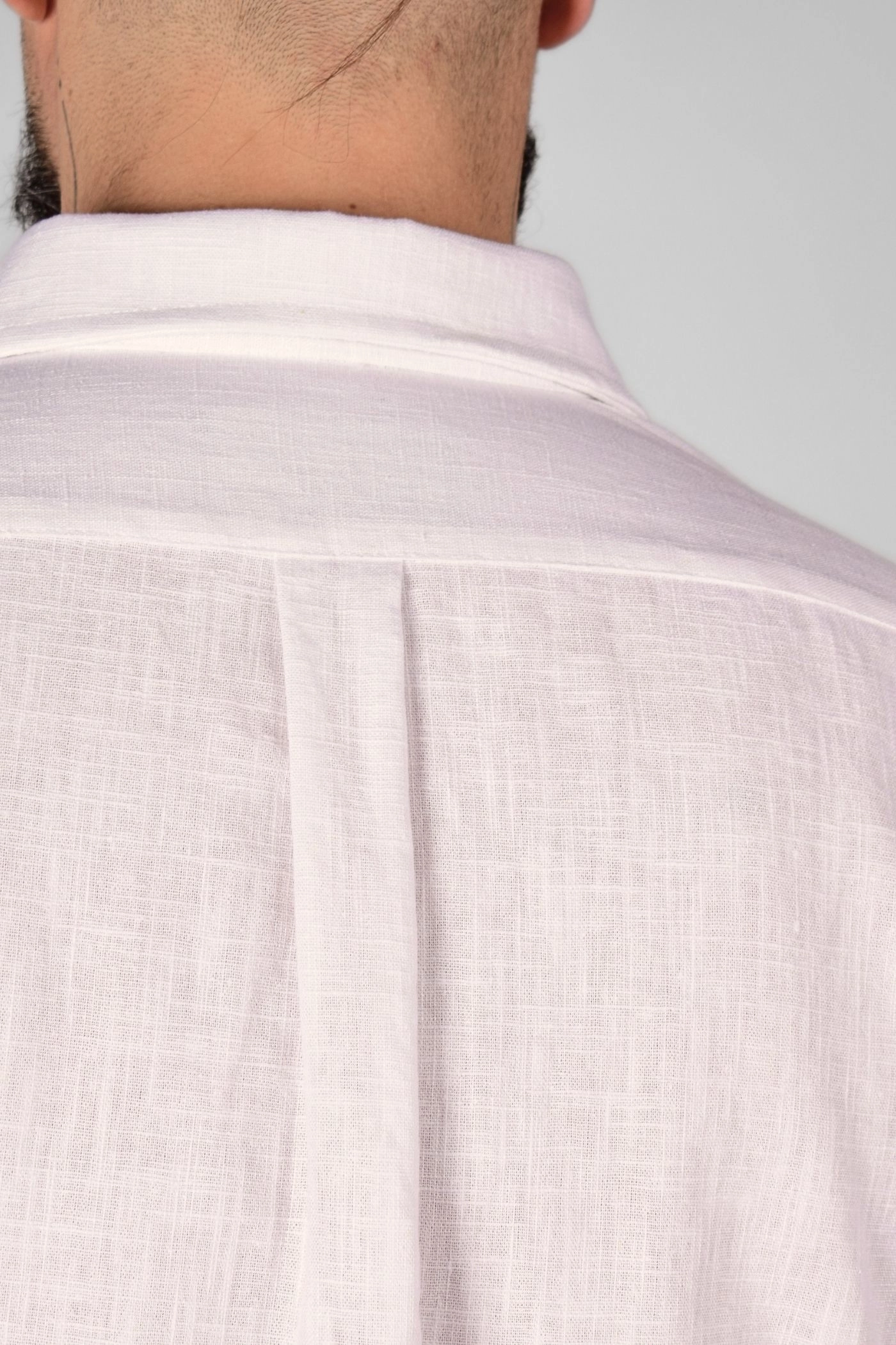 Detail der Kellerfalte vom Leinenhemd "Karsten" von Helden und Halunken in weiss