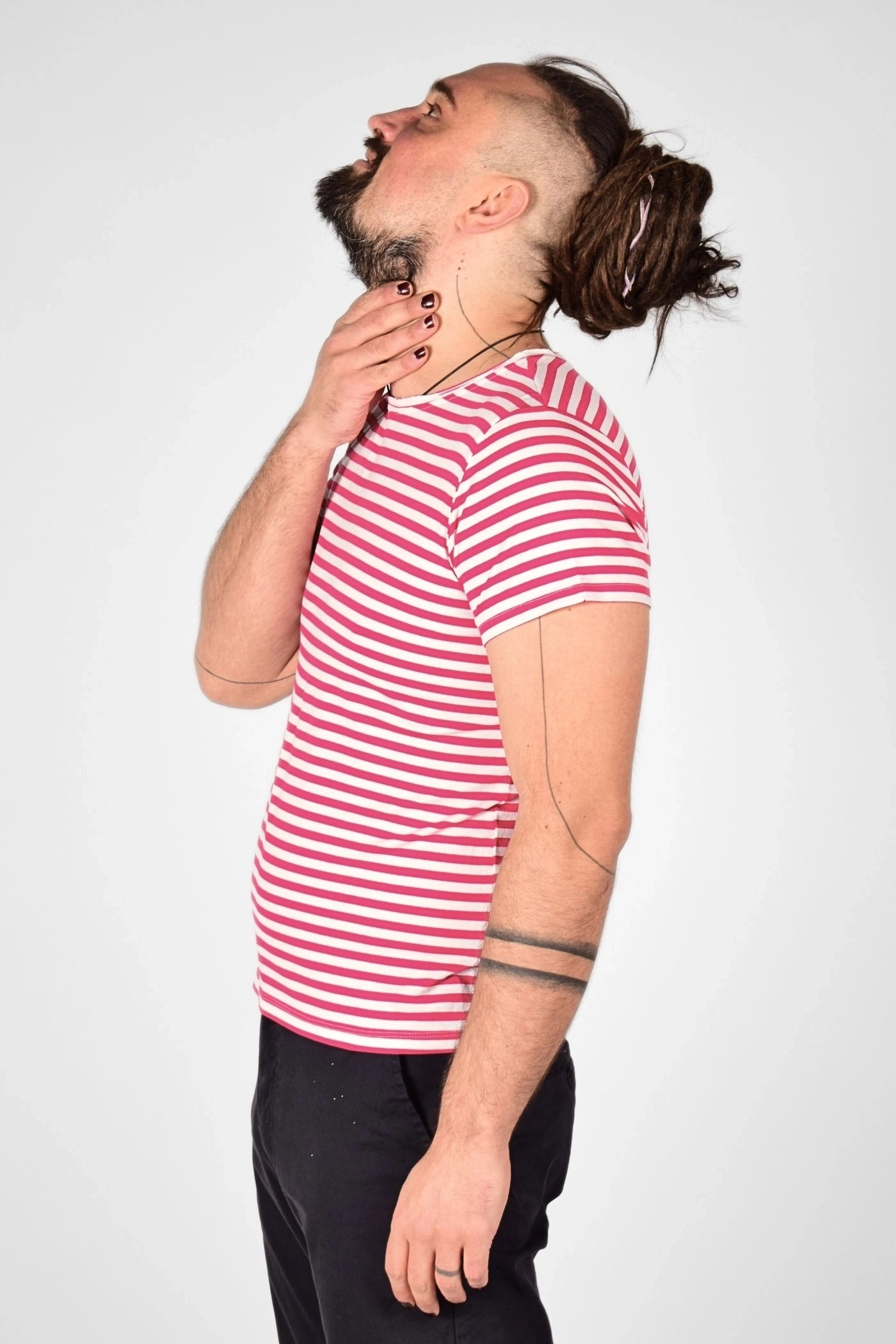 linke Perspektive vom Pink Weiss gestreiften Viskose T-Shirt "Theo"