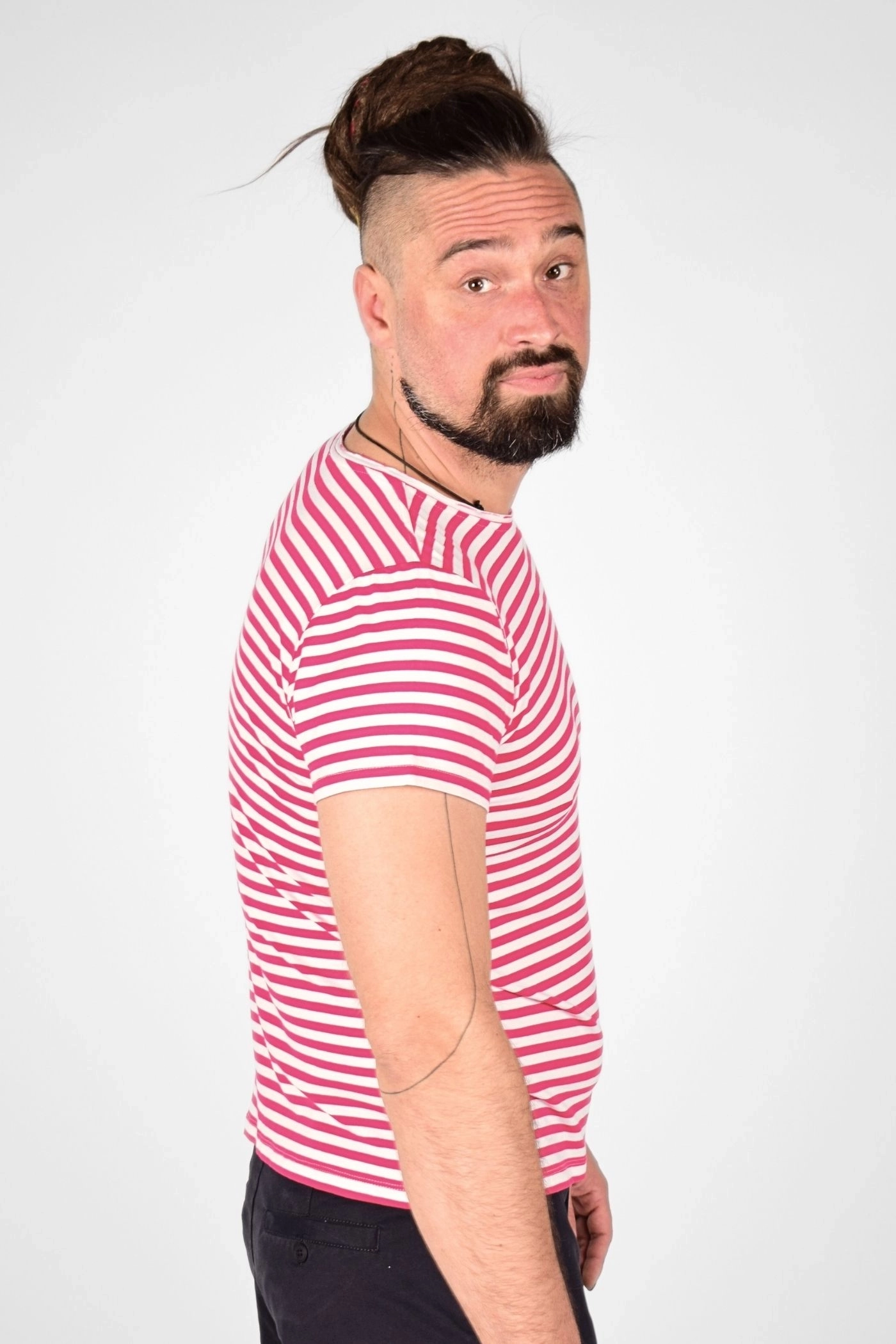 rechte Perspektive vom Pink Weiss gestreiften Viskose T-Shirt "Theo"