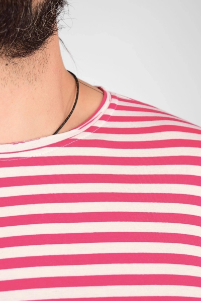 Detail des Halsausschnittes vom T-Shirt "Theo" in Pink Weiss gestreift aus Viskose